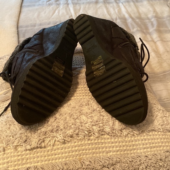 Women 7.5 medium leather upper boots. Black shearling material around the top. - Picture 5 of 6